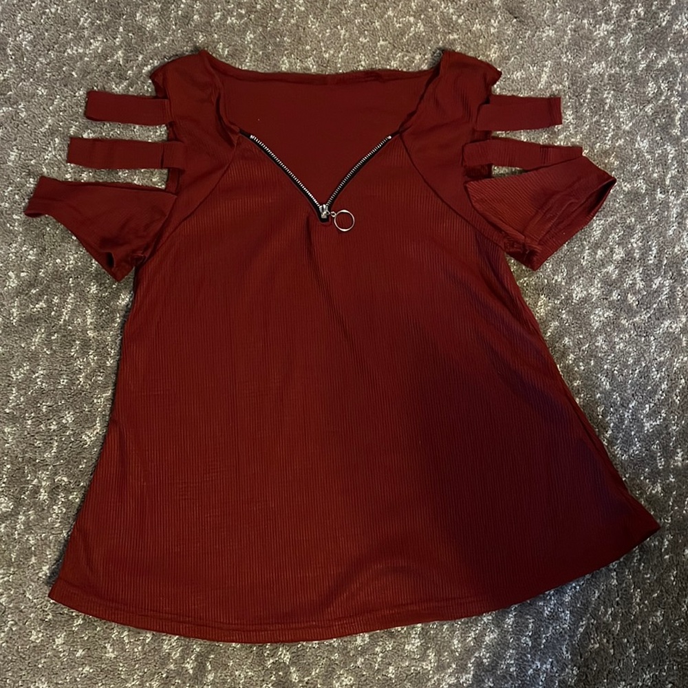 Peep shoulder top short sleeve